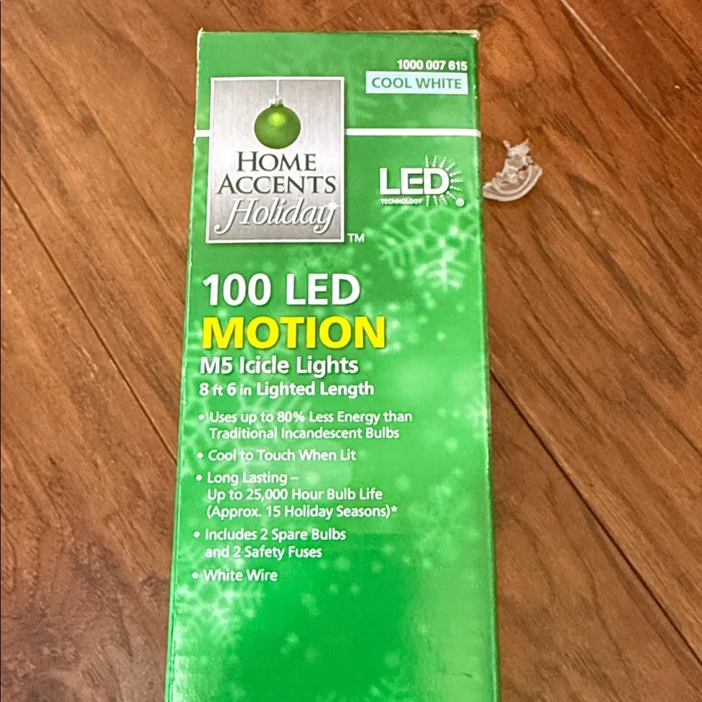 NWOT Home Accents Holiday Cook White Motion LED 100 LED M5 Icicle Lights 8 ft 6”